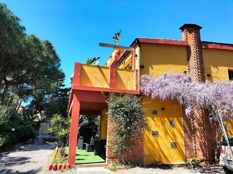 Holiday home Casa Gialla Intero Alloggio Piano Terra Quartu Sant Elena Sant'Andrea